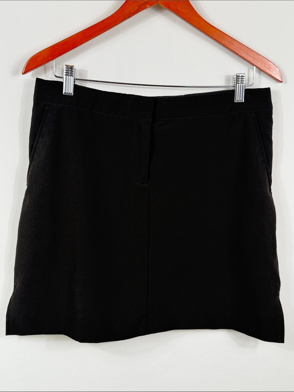 Izod Golf Women's Black Golf‎ Skort Skirt Front Pockets. Size 6. Classic Chic